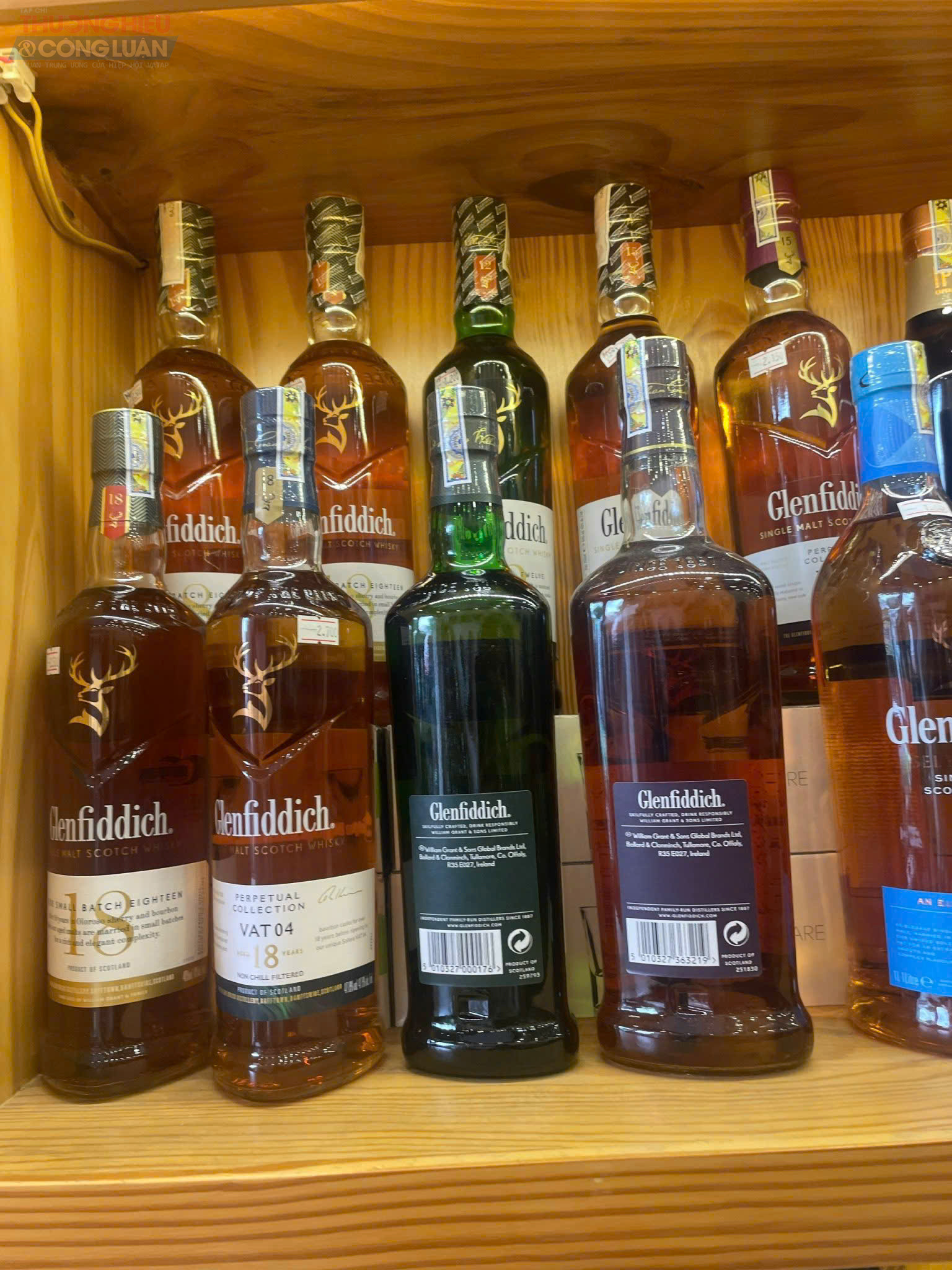 Glenfiddich 18 có giá 2,7 triệu đồng; Glenfiddich 18 có giá 2,1 triệu đồng không tem nhãn phụ bằng Tiếng Việt Glenfiddich 18 có giá 2,7 triệu đồng; Glenfiddich 18 có giá 2,1 triệu đồng không tem nhãn phụ bằng Tiếng Việt