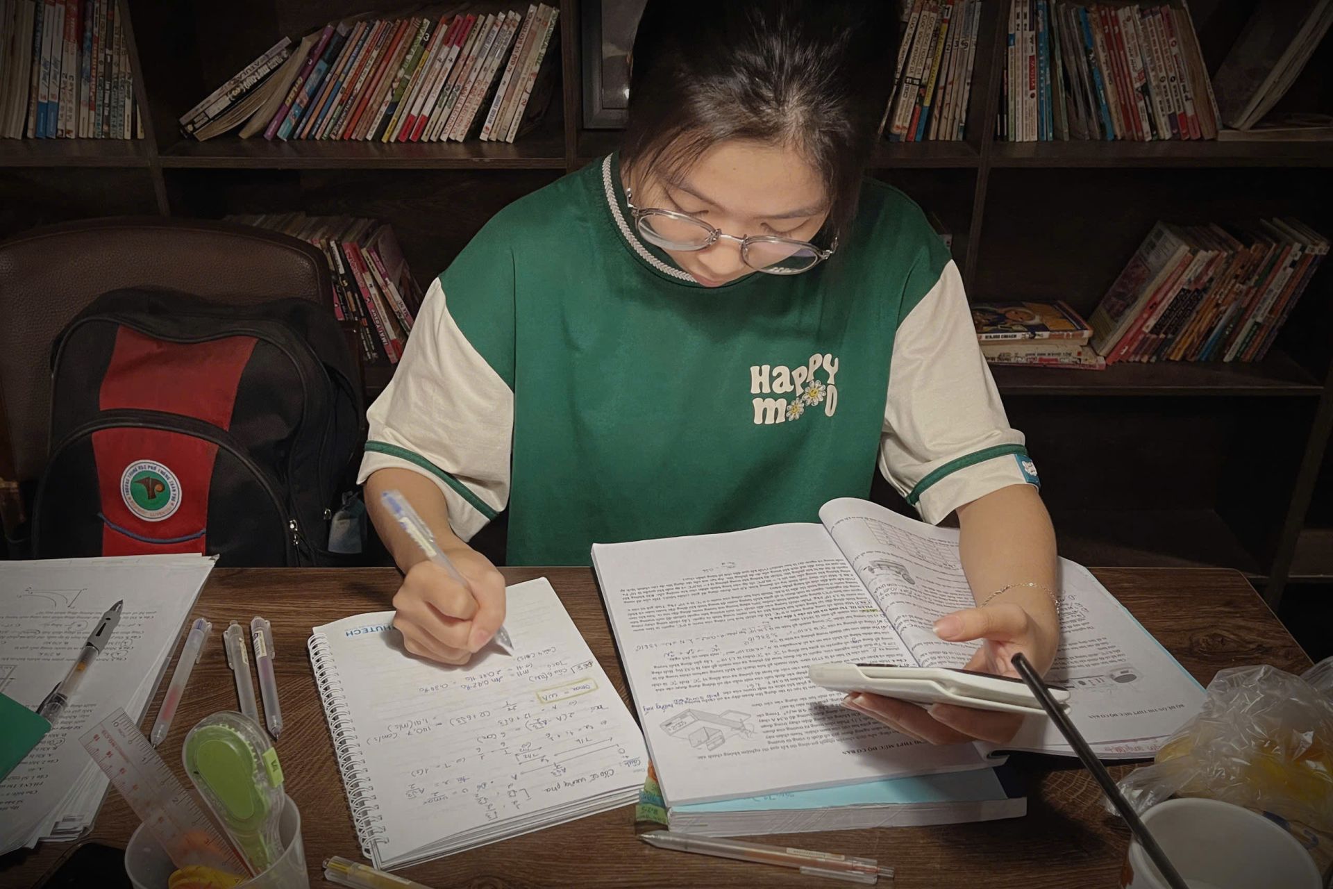 Học sinh lớp 12 tập trung ôn luyện kiến thức Toán trong giai đoạn nước rút chuẩn bị cho kỳ thi tốt nghiệp THPT 2025. (Ảnh: Thanh Ngân)