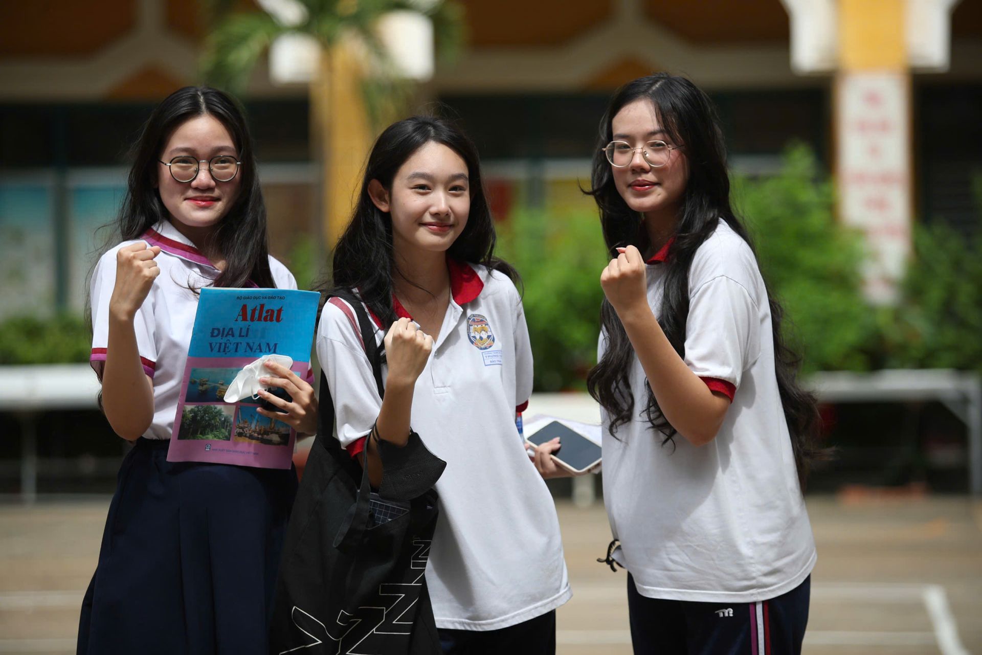 Tự tin bước vào giai đoạn nước rút, ba nữ sinh lớp 12 thể hiện quyết tâm chinh phục kỳ thi tốt nghiệp THPT 2025.