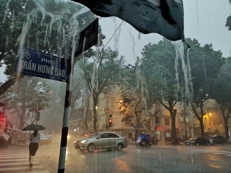 Hà Nội ngày nắng nóng, chiều mưa đến Hà Nội ngày nắng nóng, chiều mưa đến