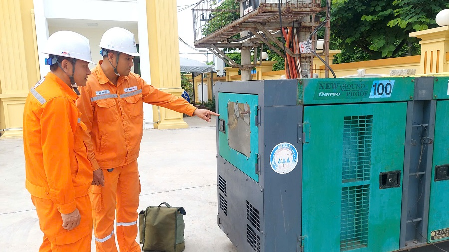 Điện lực TP. Móng Cái kiểm tra vận hành máy phát điện đảm bảo cấp điện cho các điểm thi Điện lực TP. Móng Cái kiểm tra vận hành máy phát điện đảm bảo cấp điện cho các điểm thi
