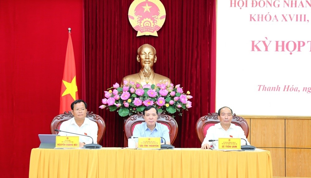 Các đồng chí chủ toạ kỳ họp.