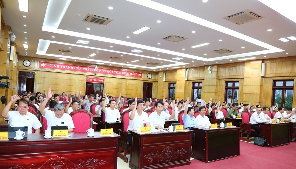 các đại biểu HĐND tỉnh khóa XVIII đã thống nhất biểu quyết thông qua các Nghị quyết của kỳ họp.