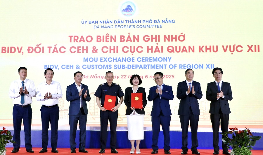 Đại diện BIDV và Công ty TNHH Dịch vụ Tin học CEH cùng trao biên bản ghi nhớ hợp tác xây dựng hệ thống giám sát hải quan thông minh với Chi cục Hải quan khu vực 12