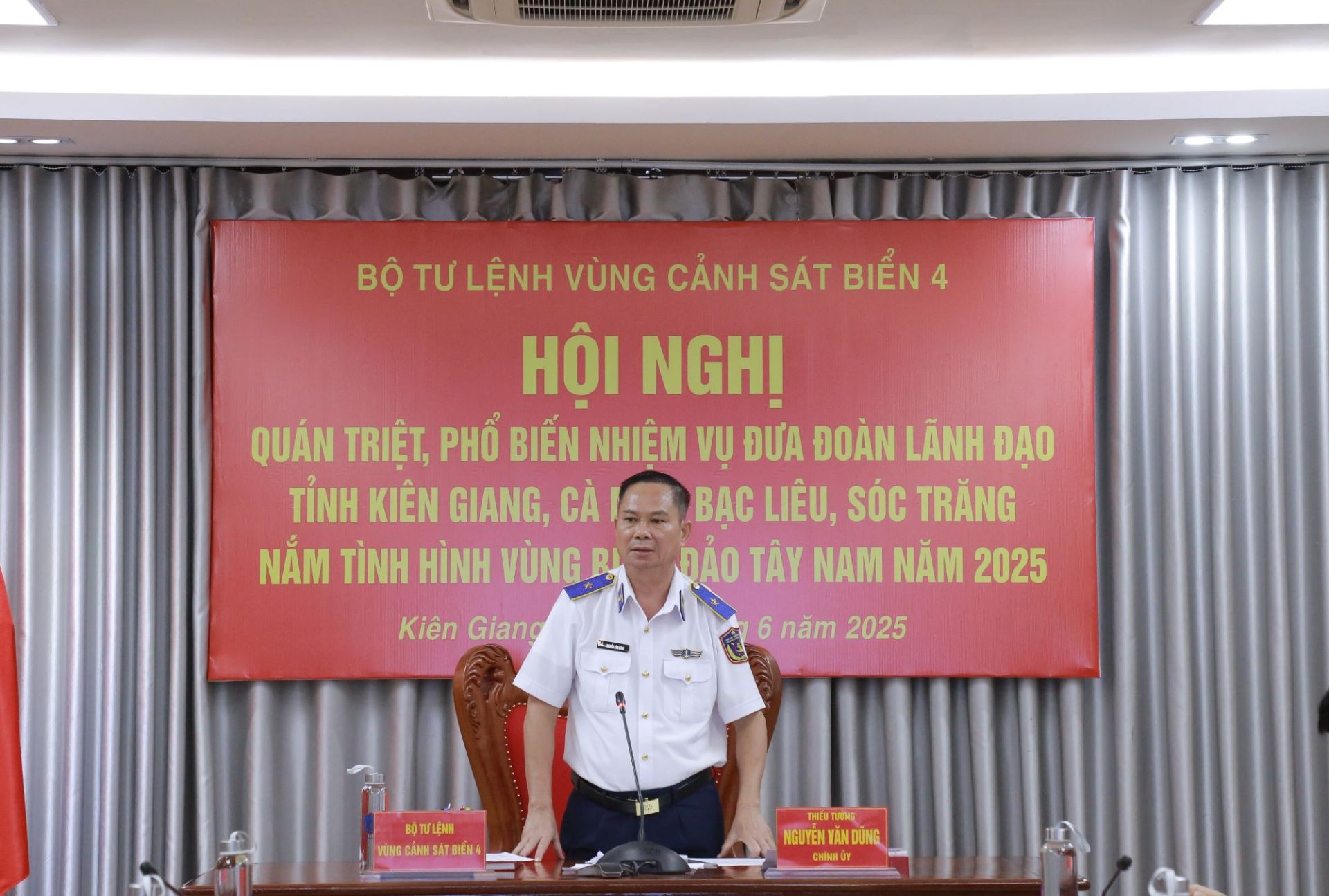 Thiếu tướng Nguyễn Văn Dũng, Chính ủy Vùng Cảnh sát biển 4, Trưởng Đoàn công tác chủ trì Hội nghị quán triệt, phổ biến nhiệm vụ cho Đoàn công tác.
