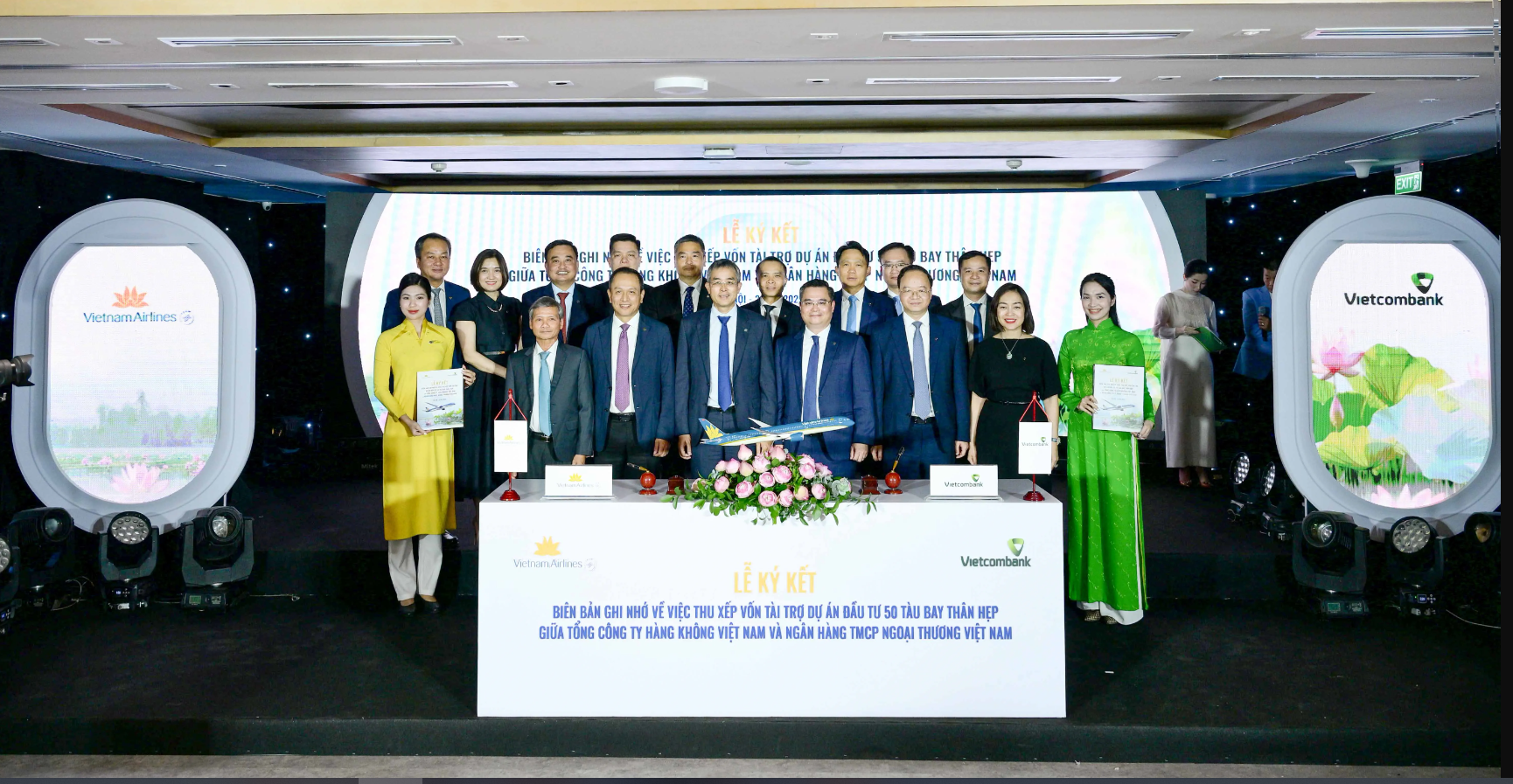 Ban lãnh đạo Vietnam Airlines và Vietcombank chụp ảnh lưu niệm sau khi ký kết Ban lãnh đạo Vietnam Airlines và Vietcombank chụp ảnh lưu niệm sau khi ký kết