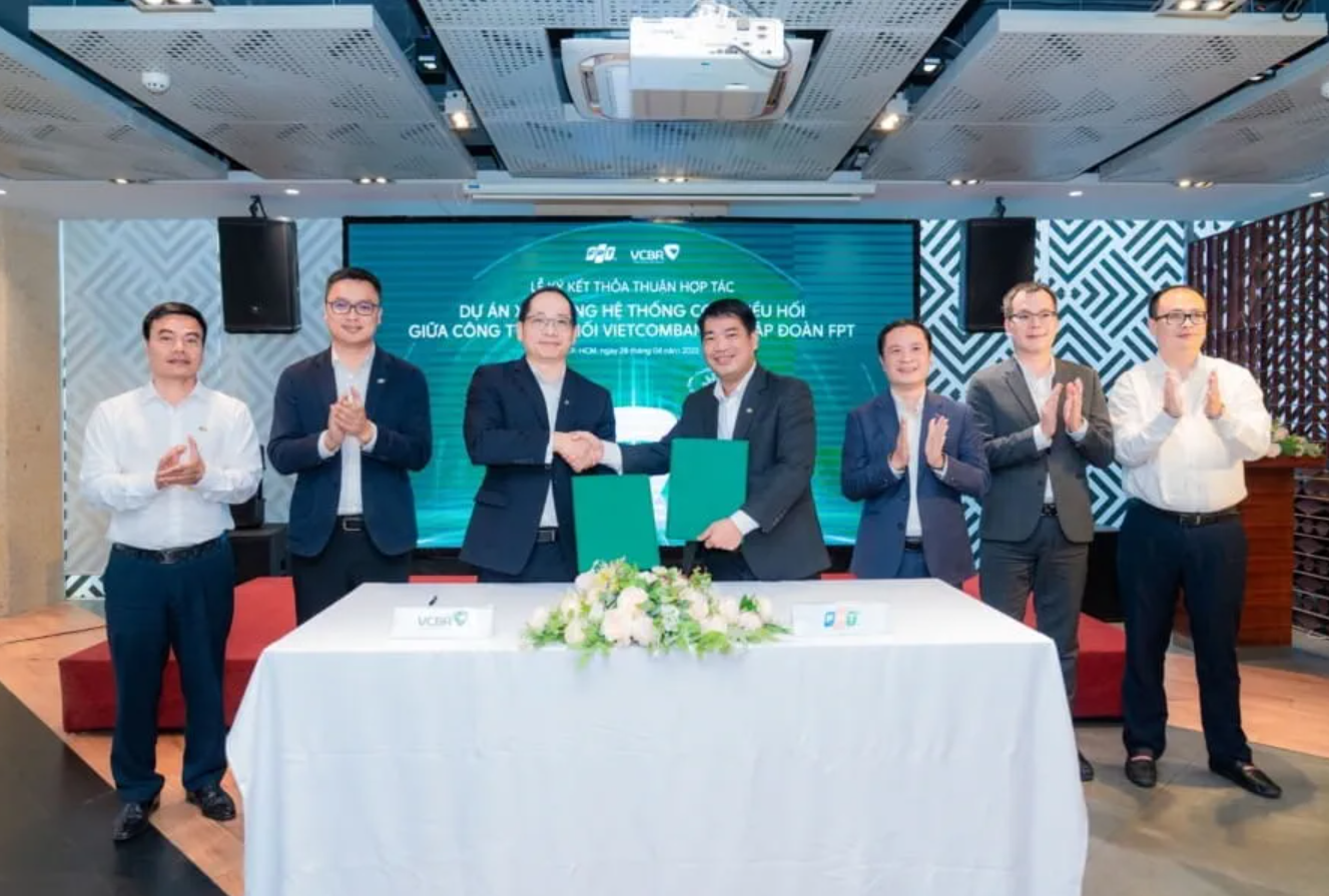 Đại diện Vietcombank Remittance và FPT IS tại lễ ký kết hợp tác