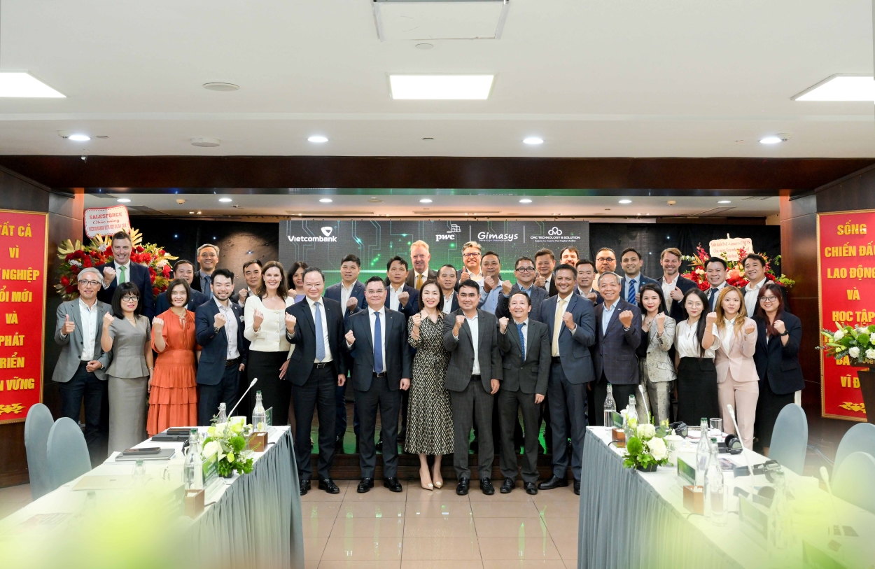 Ban lãnh đạo Vietcombank cùng các đại biểu chụp ảnh lưu niệm