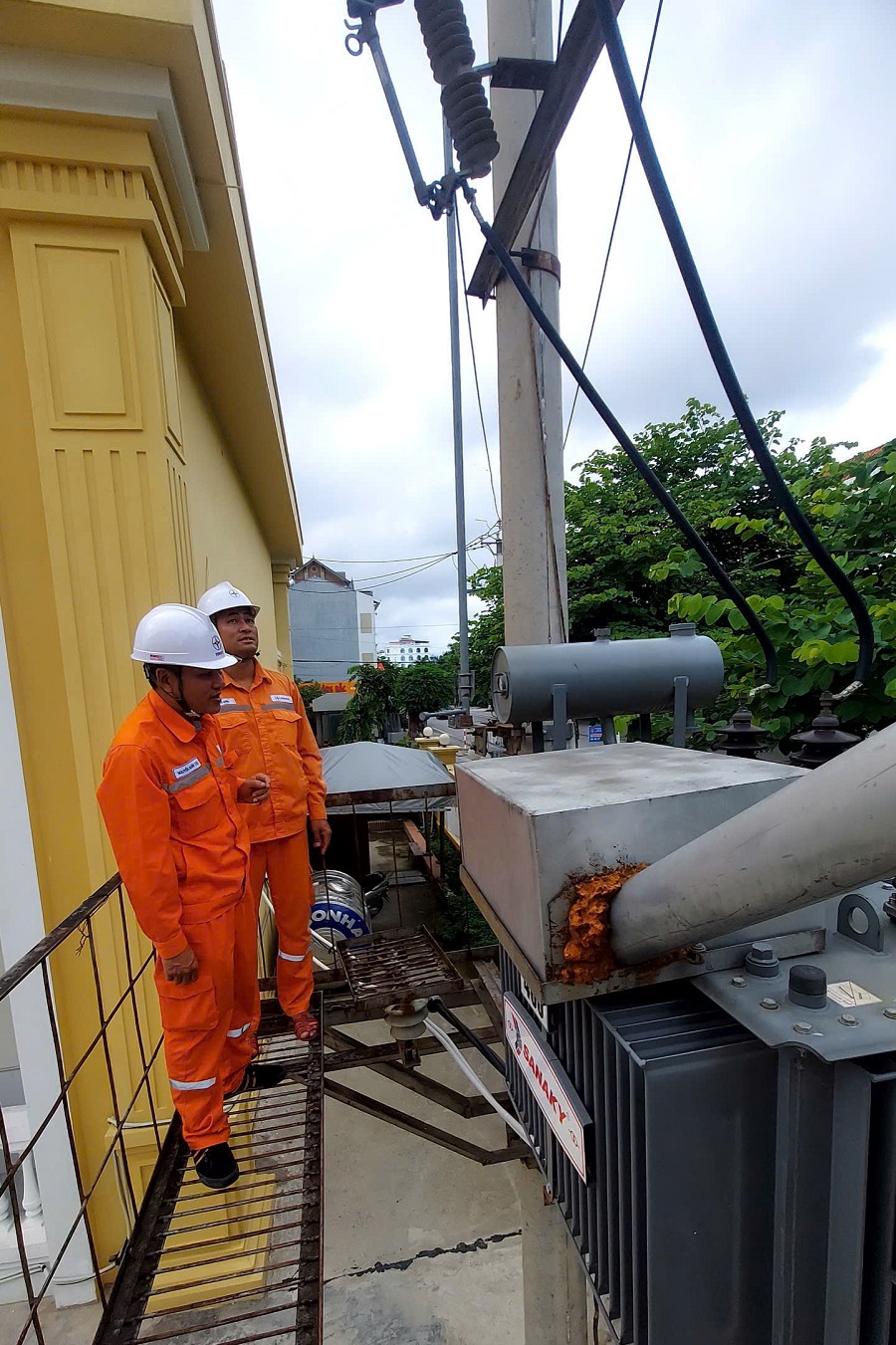 Kiểm tra trạm biến áp 400kVA Trường THPT Trần Phú Kiểm tra trạm biến áp 400kVA Trường THPT Trần Phú