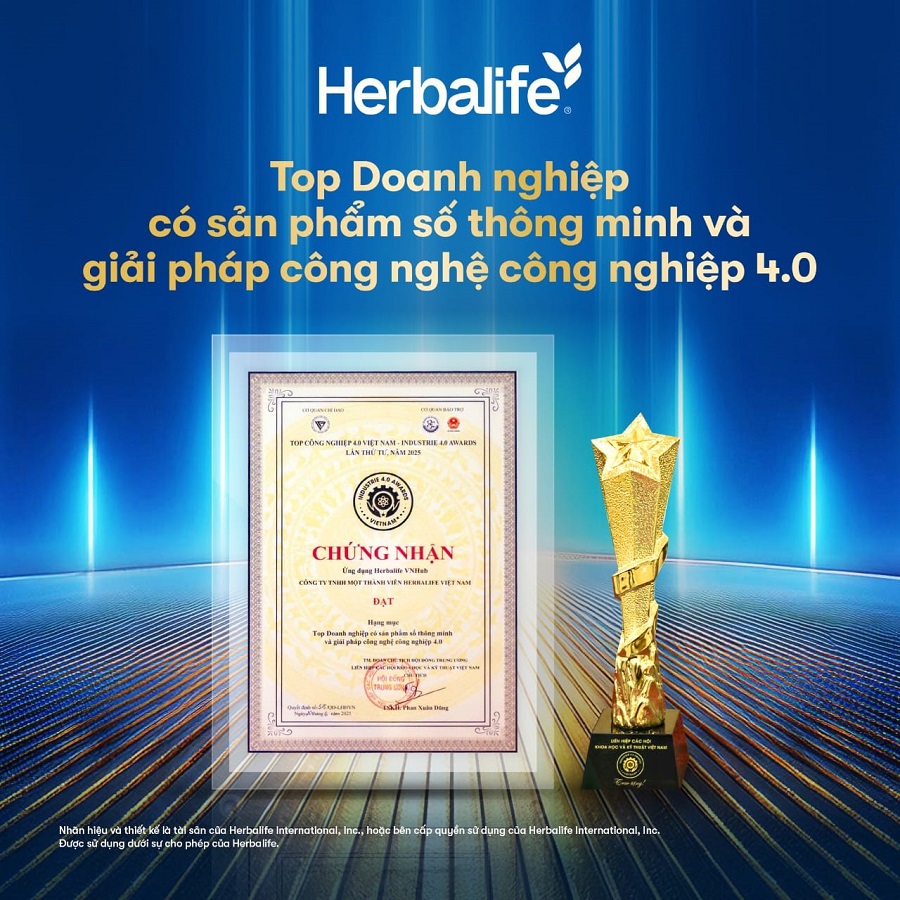 Ông Nguyễn Thành Đạt - Giám đốc truyền thông cấp cao Herbalife Việt Nam, Campuchia & Thái Lan tại lễ trao giải Top công nghiệp 4.0 năm 2025