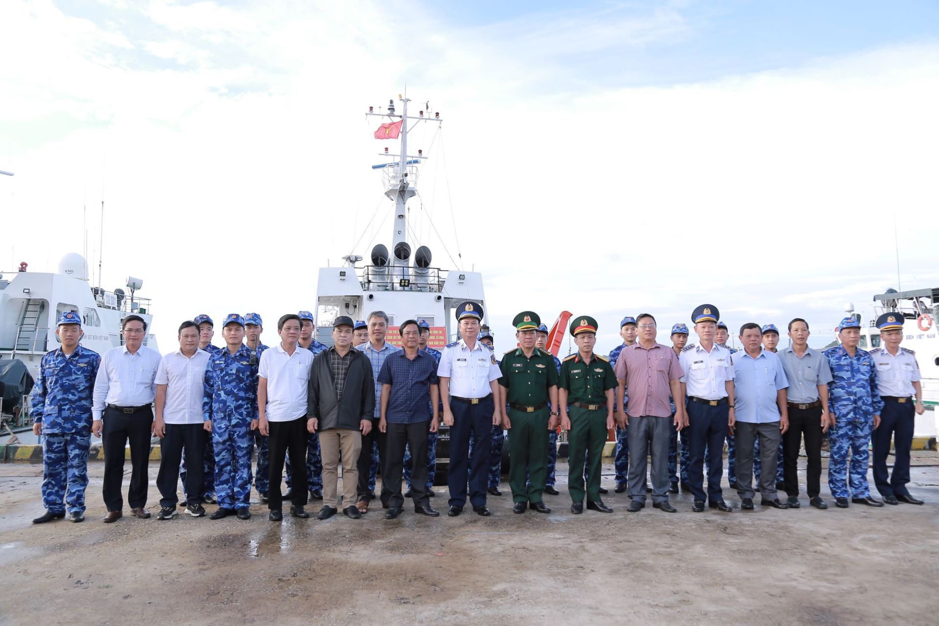 Đoàn công tác chụp ảnh lưu niệm trước khi rời cảng