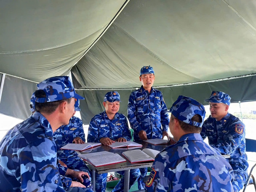 Trung tá quân nhân chuyên nghiệp (QNCN) Nguyễn Văn Trung cùng đồng đội