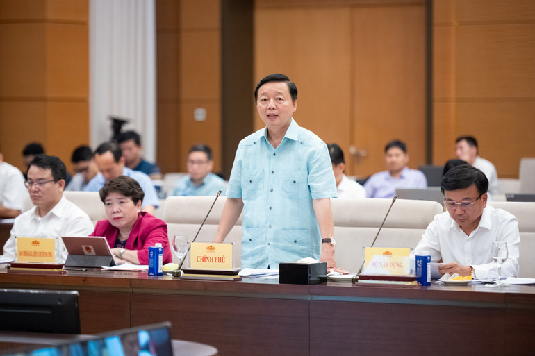 Phó Thủ tướng Chính phủ Trần Hồng Hà tham gia phát biểu ý kiến tại cuộc họp.