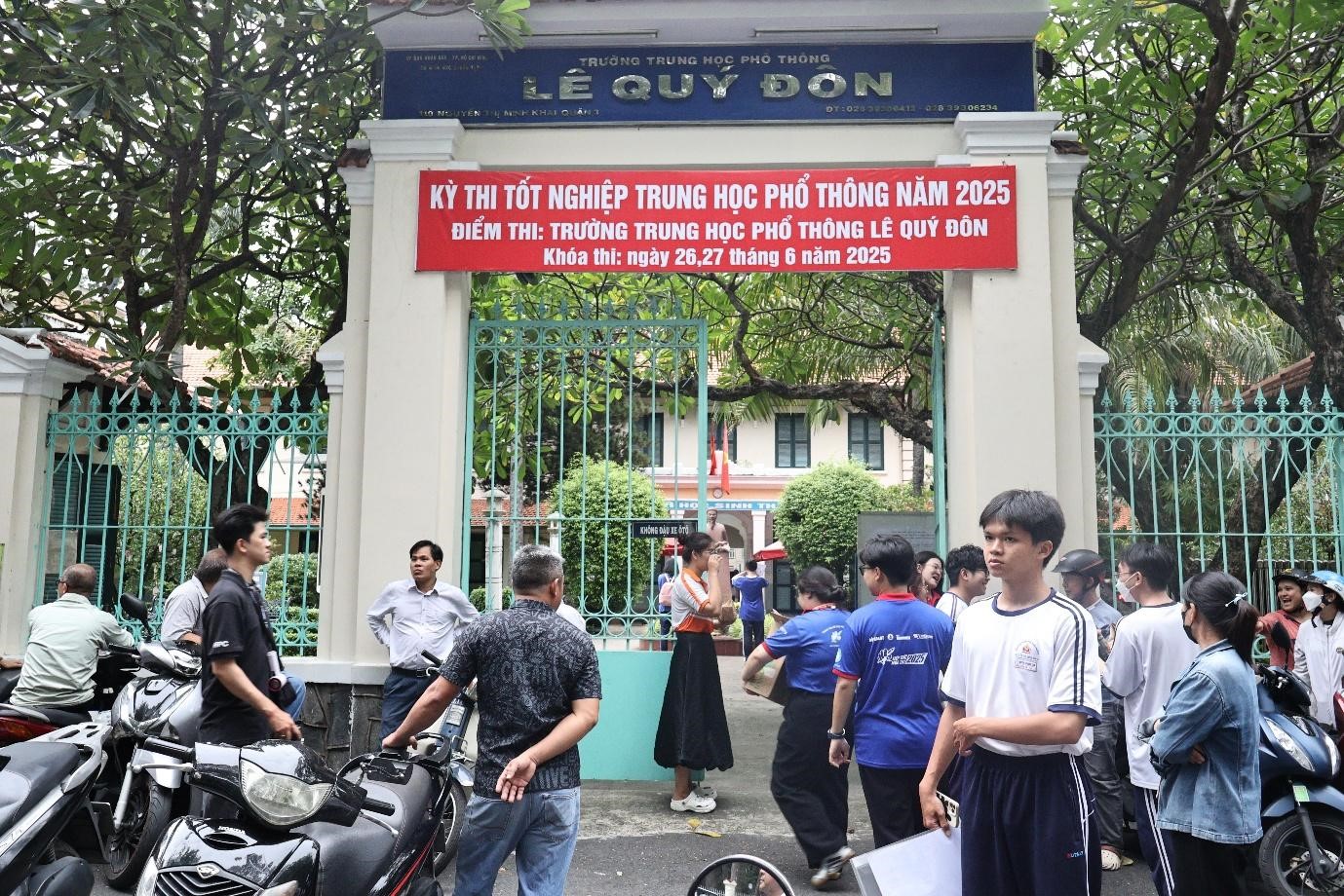 Các thí sinh tập trung tại điểm thi Trường THPT Lê Quý Đôn để hoàn tất các thủ tục dự thi Các thí sinh tập trung tại điểm thi Trường THPT Lê Quý Đôn để hoàn tất các thủ tục dự thi