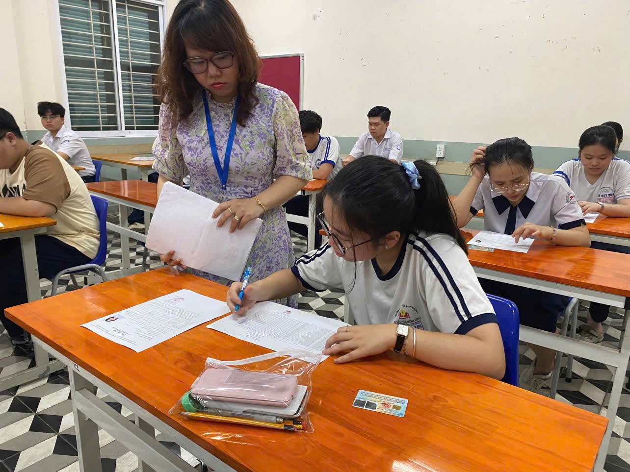 Cán bộ coi thi hướng dẫn kỹ càng các thủ tục dự thi cho thí sinh Cán bộ coi thi hướng dẫn kỹ càng các thủ tục dự thi cho thí sinh