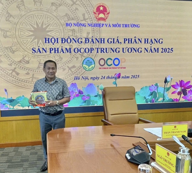 Ông Phạm Quốc Bảo đang giới thiệu sản phẩm bánh tráng Dalop trước Hội đồng. Ảnh: S. Phạm.