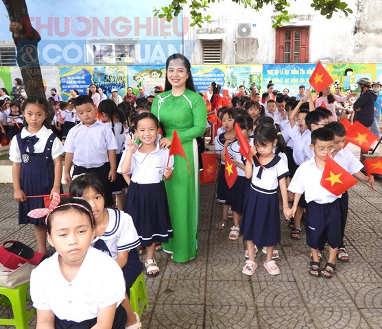 Học sinh lớp 1, trường Trương Nữ Vương, quận Liên Chiểu, TP. Đà Nẵng phấn khỏi bên cô giáo chủ nhiệm mới