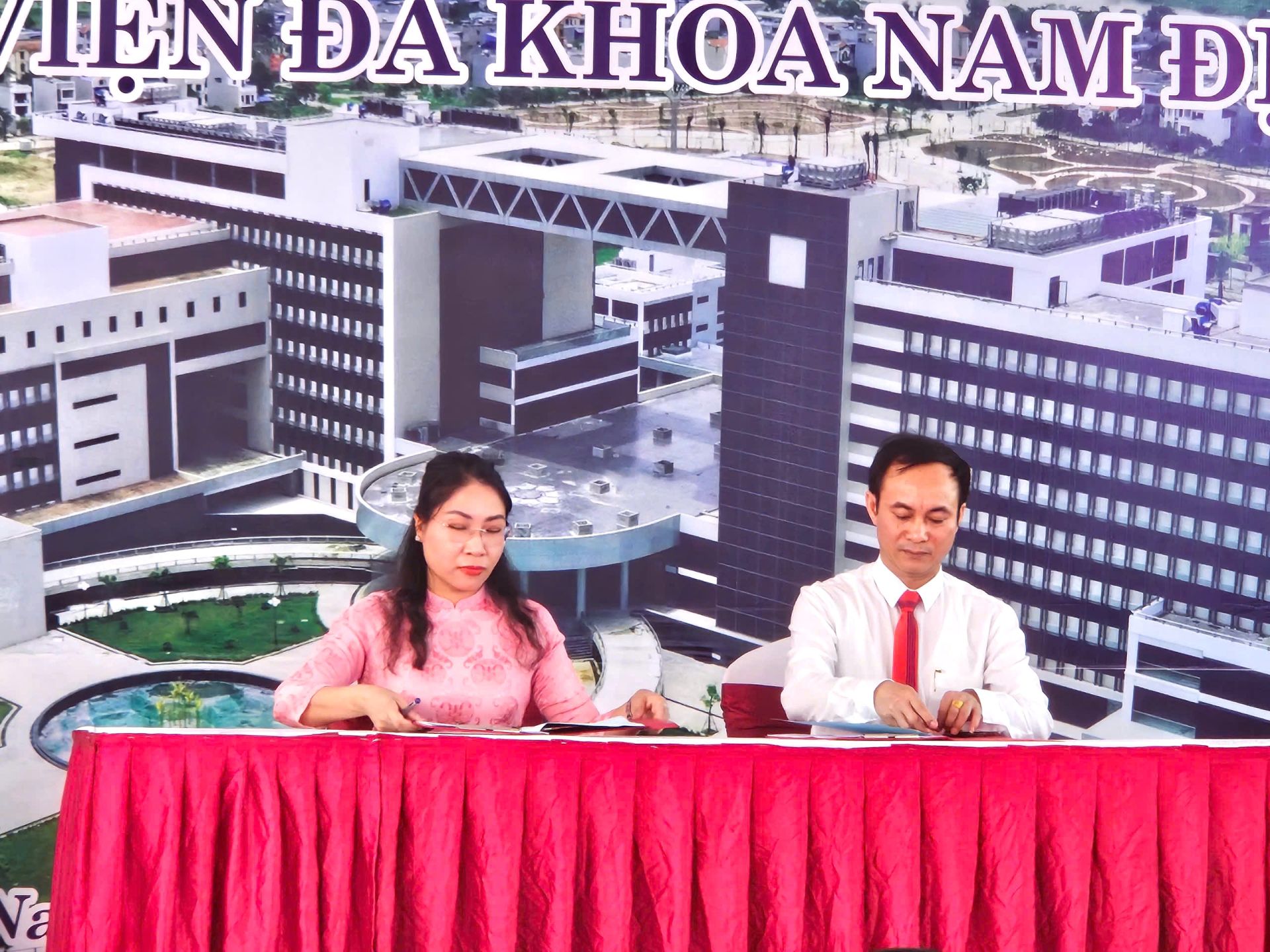Lãnh đạo Ban Quản lý dự án đầu tư xây dựng tỉnh Nam Định và lãnh đạo Bệnh viện Đa khoa Nam Định ký biên bản bàn giao dự án Lãnh đạo Ban Quản lý dự án đầu tư xây dựng tỉnh Nam Định và lãnh đạo Bệnh viện Đa khoa Nam Định ký biên bản bàn giao dự án