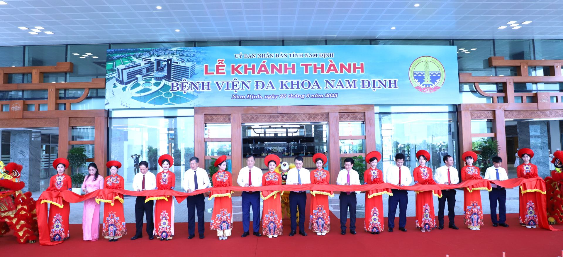 Các đại biểu thực hiện nghi thức cắt băng khánh thành bệnh viện
