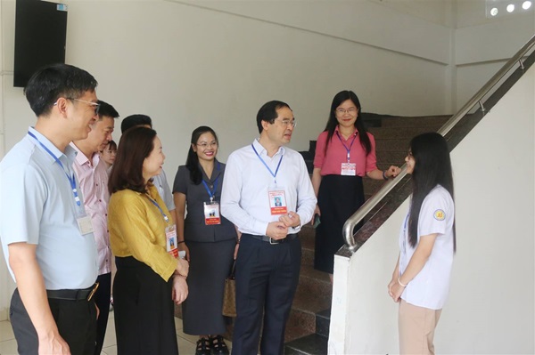 Bí thưu Tỉnh ủy, Chủ tịch UBND tỉnh Trịnh Xuân Trường hỏi thăm, động viên học sinh trước kỳ thi.
