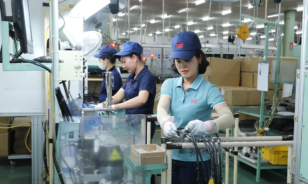 Dây truyền sản xuất phụ tùng xe máy của Công ty trách nhiệm hữu hạn Nichirin Việt Nam, Khu công nghiệp Quang Châu (thị xã Việt Yên). Dây truyền sản xuất phụ tùng xe máy của Công ty trách nhiệm hữu hạn Nichirin Việt Nam, Khu công nghiệp Quang Châu (thị xã Việt Yên).
