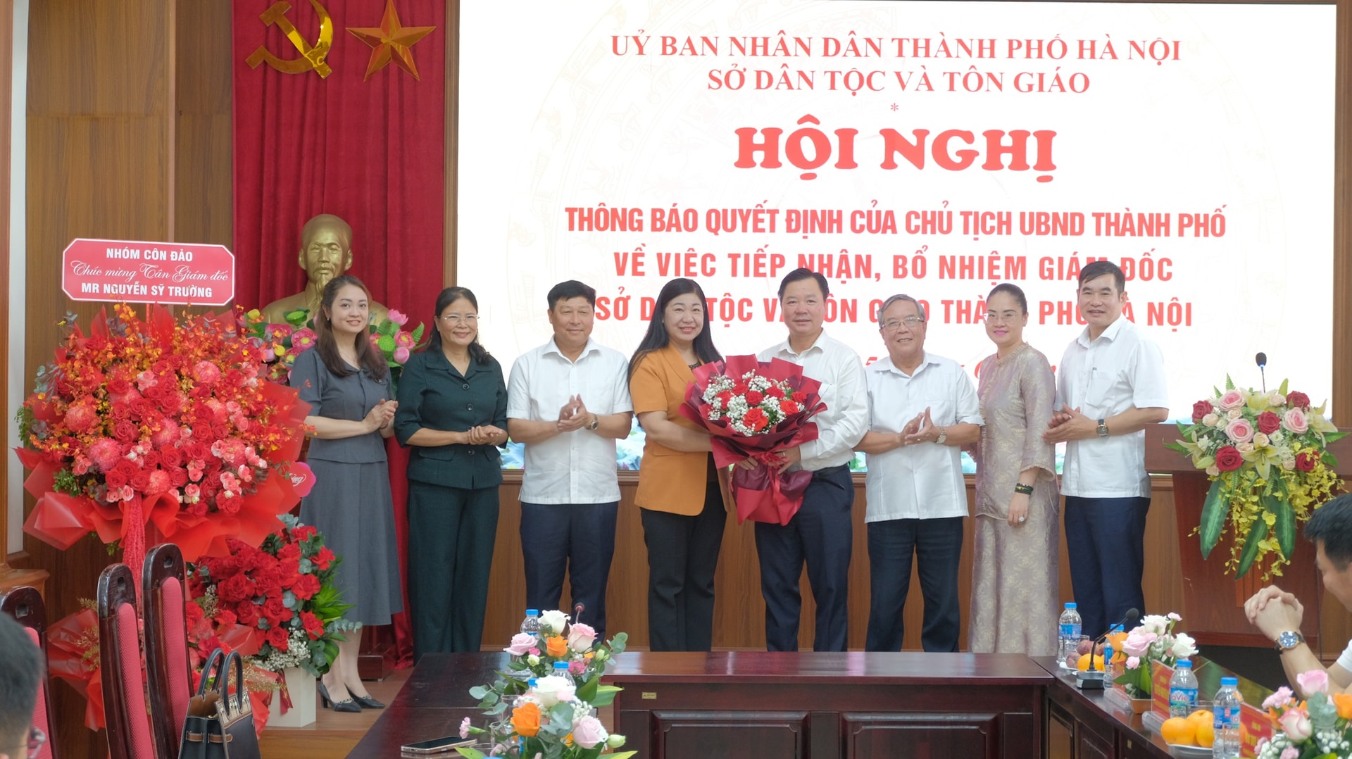 Chủ tịch Ủy ban Mặt trận Tổ quốc Việt Nam thành phố Nguyễn Lan Hương tặng hoa chúc mừng tân Giám đốc Sở Dân tộc và Tôn giáo Nguyễn Sỹ Trường. Ảnh: Nguyễn Tùng Chủ tịch Ủy ban Mặt trận Tổ quốc Việt Nam thành phố Nguyễn Lan Hương tặng hoa chúc mừng tân Giám đốc Sở Dân tộc và Tôn giáo Nguyễn Sỹ Trường. Ảnh: Nguyễn Tùng
