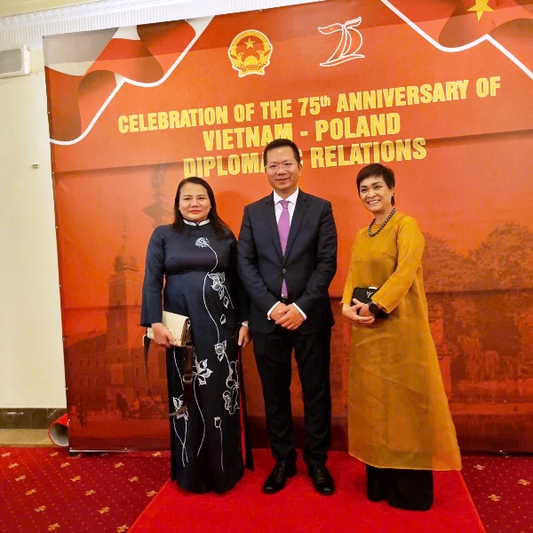 Bà Trần Thị Hoài Trâm, Giám đốc Sở Du lịch TP Huế (bên trái) tại sự kiện Bà Trần Thị Hoài Trâm, Giám đốc Sở Du lịch TP Huế (bên trái) tại sự kiện