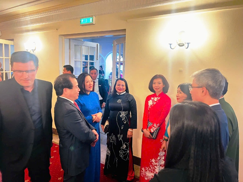 Đoàn đã gặp gỡ cộng đồng người Việt tại Ba Lan Đoàn đã gặp gỡ cộng đồng người Việt tại Ba Lan