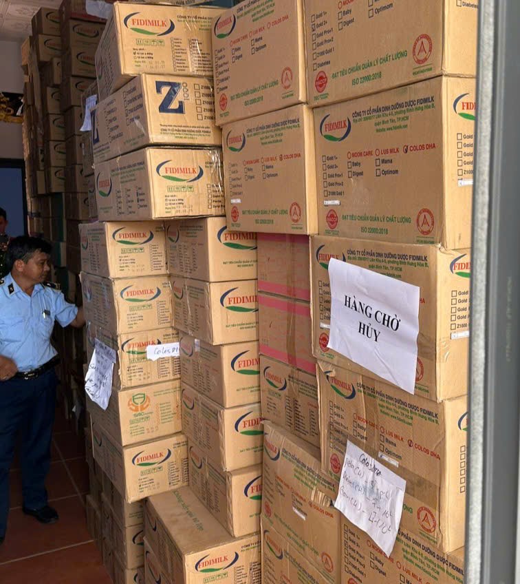 Mới đây, lực lượng chức năng Long An đã phát hiện căn nhà đang được sử dụng làm nơi tập kết sữa bột các loại có dấu hiệu vi phạm pháp luật (Ảnh: KT)