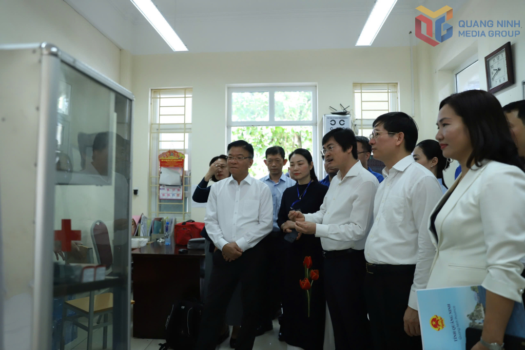 Phó Thủ tướng Lê Thành Long kiểm tra công tác chuẩn bị thi tốt nghiệp THPT tại Quảng Ninh