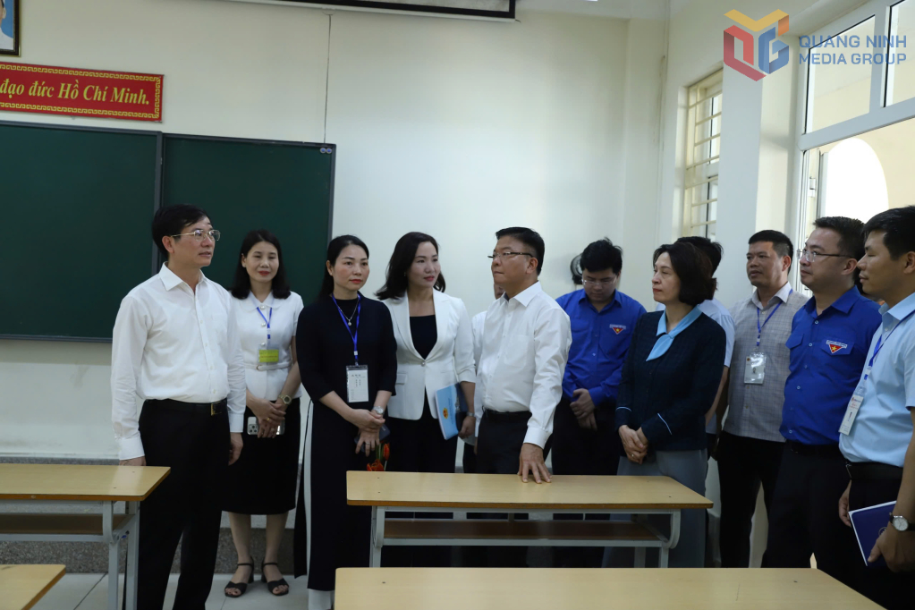 Phó Thủ tướng Chính phủ Lê Thành Long cùng đoàn công tác kiểm tra cơ sở vật chất tại điểm thi Trường THPT Hòn Gai. Phó Thủ tướng Chính phủ Lê Thành Long cùng đoàn công tác kiểm tra cơ sở vật chất tại điểm thi Trường THPT Hòn Gai.