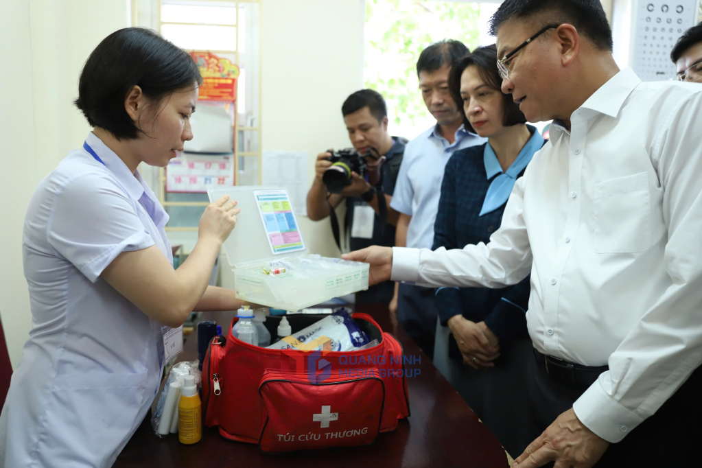 Phó Thủ tướng Chính phủ kiểm tra công tác y tế phục vụ cho kỳ thi. Phó Thủ tướng Chính phủ kiểm tra công tác y tế phục vụ cho kỳ thi.