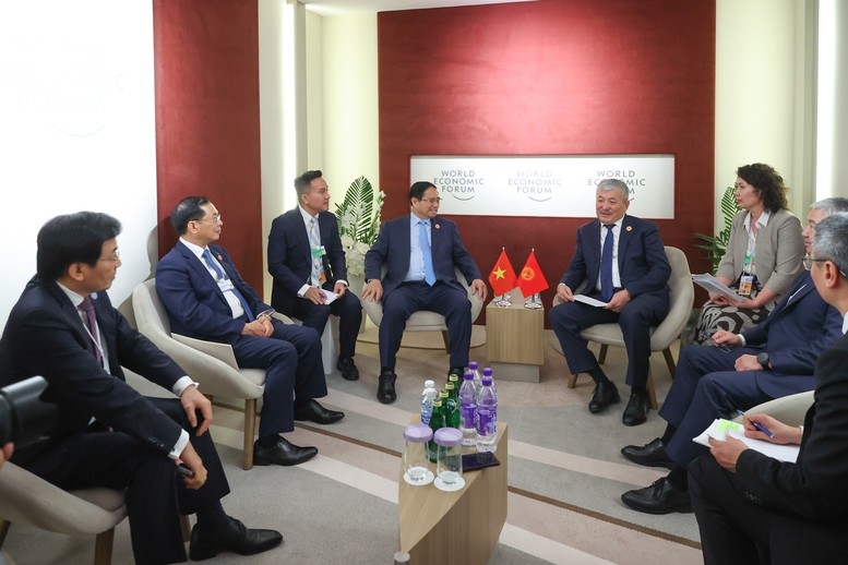 Thủ tướng Adylbek Kasimalyev nhất trí với những đề xuất của Thủ tướng Phạm Minh Chính về việc đẩy mạnh quan hệ hai nước; tạo điều kiện cho các doanh nghiệp Việt Nam tìm hiểu thị trường, tìm kiếm cơ hội đầu tư và ủng hộ hợp tác trao đổi thương mại giữa hai nước - Ảnh: VGP/Nhật Bắc Thủ tướng Adylbek Kasimalyev nhất trí với những đề xuất của Thủ tướng Phạm Minh Chính về việc đẩy mạnh quan hệ hai nước; tạo điều kiện cho các doanh nghiệp Việt Nam tìm hiểu thị trường, tìm kiếm cơ hội đầu tư và ủng hộ hợp tác trao đổi thương mại giữa hai nước - Ảnh: VGP/Nhật Bắc