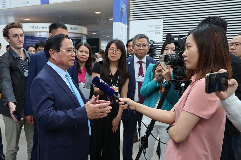 Thủ tướng trả lời phỏng vấn phóng viên quốc tế sau phiên đối thoại - Ảnh: VGP/Nhật Bắc Thủ tướng trả lời phỏng vấn phóng viên quốc tế sau phiên đối thoại - Ảnh: VGP/Nhật Bắc