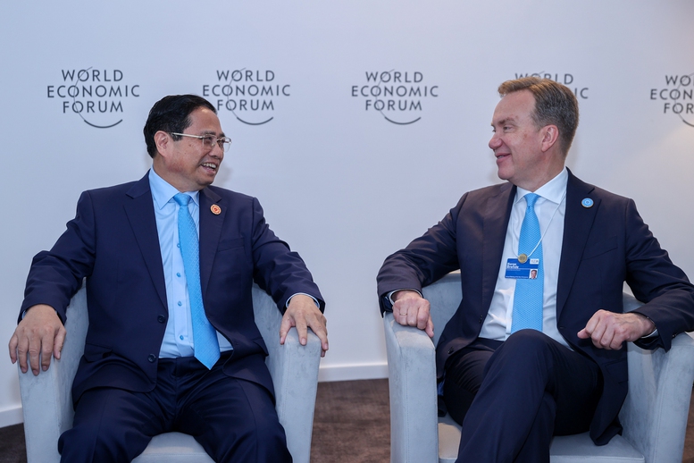 Thủ tướng Phạm Minh Chính và Chủ tịch điều hành WEF Borge Brende trao đổi trước khi dự phiên đối thoại chính sách "Kỷ nguyên mới của Việt Nam: Từ tầm nhìn đến hành động" - Ảnh: VGP/Nhật Bắc Thủ tướng Phạm Minh Chính và Chủ tịch điều hành WEF Borge Brende trao đổi trước khi dự phiên đối thoại chính sách "Kỷ nguyên mới của Việt Nam: Từ tầm nhìn đến hành động" - Ảnh: VGP/Nhật Bắc