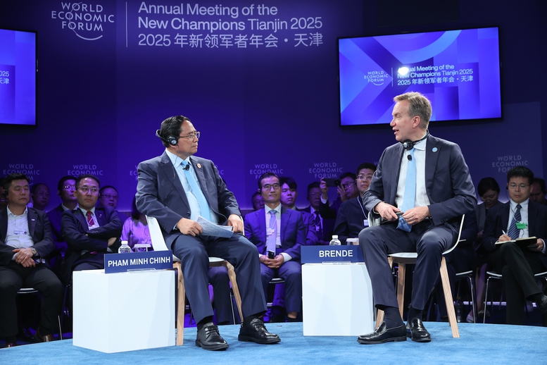Ông Borge Brende đánh giá Việt Nam là nền kinh tế tăng trưởng rất nhanh - điều hiếm thấy trong bối cảnh kinh tế toàn cầu hiện nay; đề nghị Thủ tướng cho biết "đâu là bí quyết giúp Việt Nam thành công về kinh tế và là làm thế nào để duy trì đà tăng trưởng này mà không rơi vào tự mãn?" - Ảnh: VGP/Nhật Bắc Ông Borge Brende đánh giá Việt Nam là nền kinh tế tăng trưởng rất nhanh - điều hiếm thấy trong bối cảnh kinh tế toàn cầu hiện nay; đề nghị Thủ tướng cho biết "đâu là bí quyết giúp Việt Nam thành công về kinh tế và là làm thế nào để duy trì đà tăng trưởng này mà không rơi vào tự mãn?" - Ảnh: VGP/Nhật Bắc