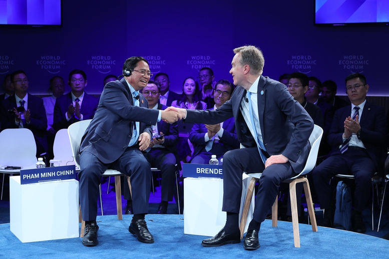 Chủ tịch điều hành WEF Borge Brende chúc mừng Thủ tướng và chia sẻ mong muốn rằng "Xin được như Thủ tướng Việt Nam: Hãy nhìn 'ly nước đầy một nửa' thay vì 'vơi một nửa'" - Ảnh: VGP/Nhật Bắc Chủ tịch điều hành WEF Borge Brende chúc mừng Thủ tướng và chia sẻ mong muốn rằng "Xin được như Thủ tướng Việt Nam: Hãy nhìn 'ly nước đầy một nửa' thay vì 'vơi một nửa'" - Ảnh: VGP/Nhật Bắc