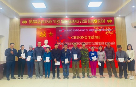 Công ty Nhiệt điện Mông Dương tặng quà Tết cho các gia đình có hoàn cảnh khó khăn