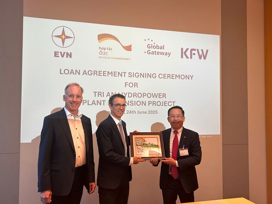 Phó Tổng giám đốc EVN Nguyễn Xuân Nam tặng quà lưu niệm cho Ngân hàng KfW Phó Tổng giám đốc EVN Nguyễn Xuân Nam tặng quà lưu niệm cho Ngân hàng KfW