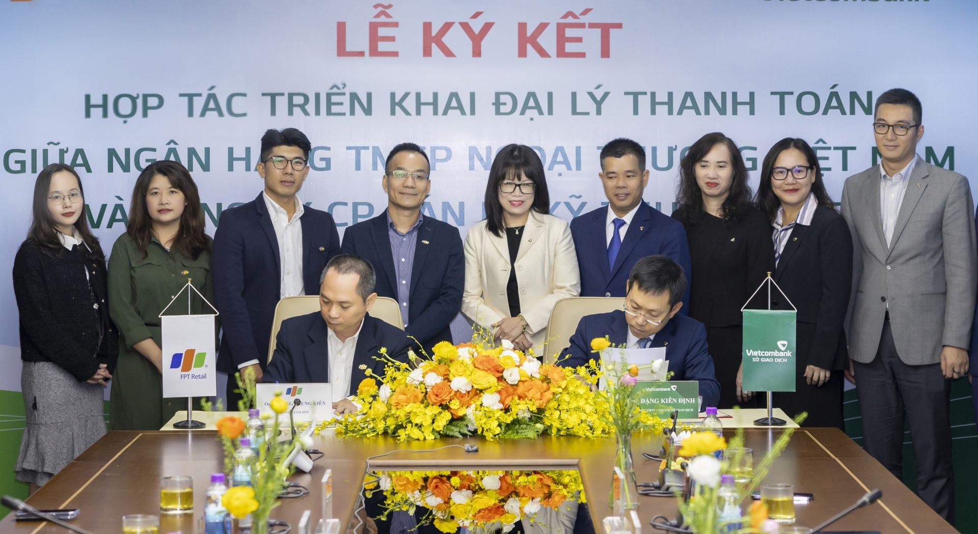 FPT Retail hợp tác cùng Vietcombank triển khai mô hình đại lý thanh toán, khách hàng có thể nạp/rút tiền tại cửa hàng FPT Shop