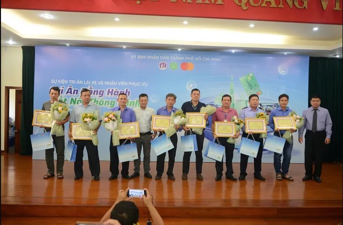 Các tài xế và nhân viên phục vụ xe buýt tiêu biểu được tôn vinh nhận bằng khen của Sở Xây dựng TPHCM. Các tài xế và nhân viên phục vụ xe buýt tiêu biểu được tôn vinh nhận bằng khen của Sở Xây dựng TPHCM.