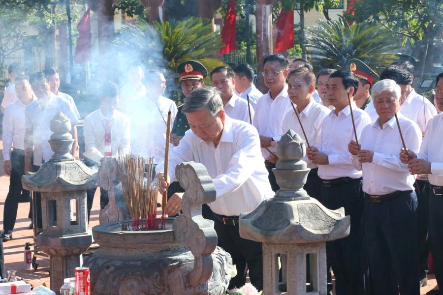 Đồng chí Tổng Bí thư Tô Lâm và các đại biểu tưởng nhớ Chủ tịch Hồ Chí Minh và các Anh hùng liệt sỹ.