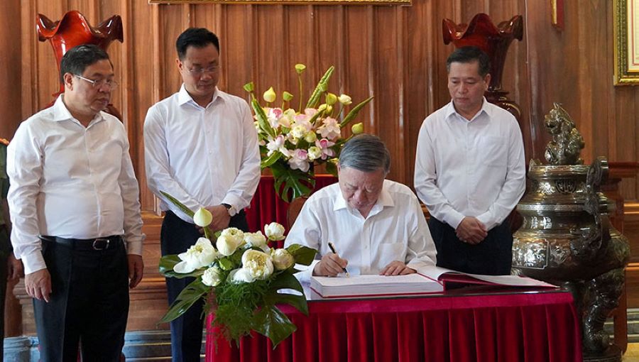 Tổng Bí thư Tô Lâm ghi lưu bút vào sổ lưu niệm.