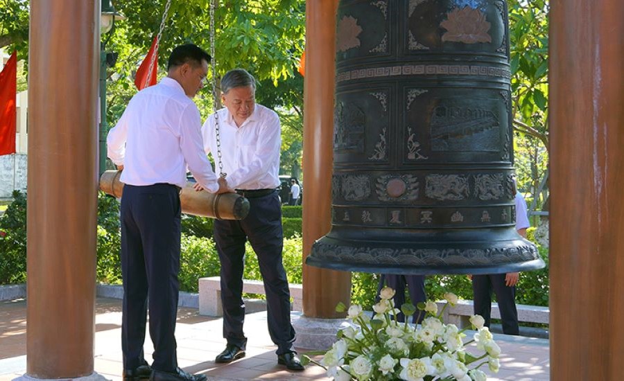 Đồng chí Tổng Bí thư Tô Lâm và đồng chí Bí thư Tỉnh ủy Quảng Bình Lê Ngọc Quang thỉnh chuông tưởng nhớ Chủ tịch Hồ Chí Minh và các Anh hùng liệt sỹ