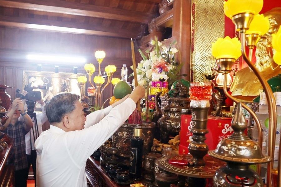 Tổng Bí thư Tô Lâm cùng đoàn công tác Trung ương đến dâng hương, dâng hoa tại Đền thờ Chủ tịch Hồ Chí Minh và các Anh hùng liệt sỹ.