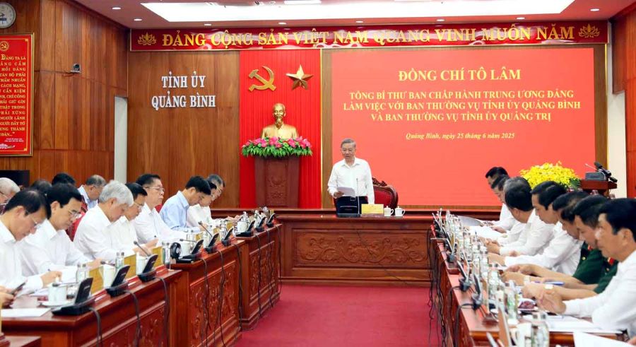 Tổng Bí thư Tô Lâm và đoàn công tác làm việc với Ban Thường vụ 2 tỉnh Quảng Bình và Quảng Trị.