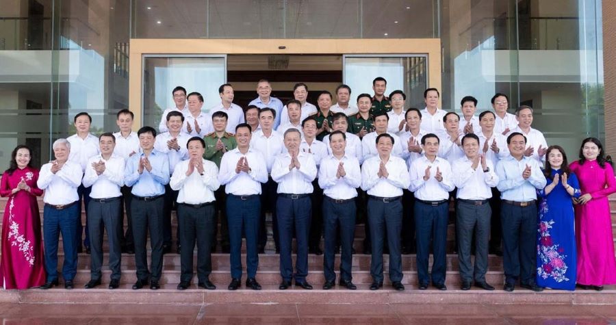 Tổng Bí thư Tô Lâm và Đoàn công tác chụp ảnh lưu niệm cùng Lãnh đạo hai tỉnh Quảng Bình, Quảng Trị.