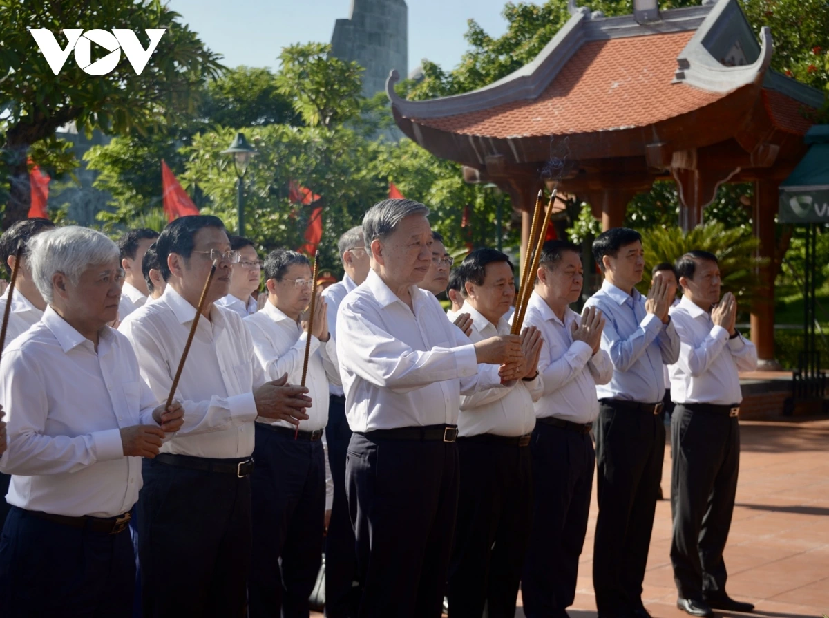 Tổng Bí thư Tô Lâm dâng hương tại Đền thờ Bác Hồ và các Anh hùng liệt sỹ