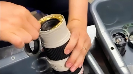 V&agrave;ng được cất giấu tinh vi trong ống k&iacute;nh m&aacute;y ảnh. Ảnh: Hải quan Nội B&agrave;i