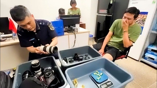 Hải quan Nội B&agrave;i ph&aacute;t hiện gần 2kg v&agrave;ng giấu trong ống k&iacute;nh m&aacute;y ảnh. Ảnh: Hải quan Nội B&agrave;i